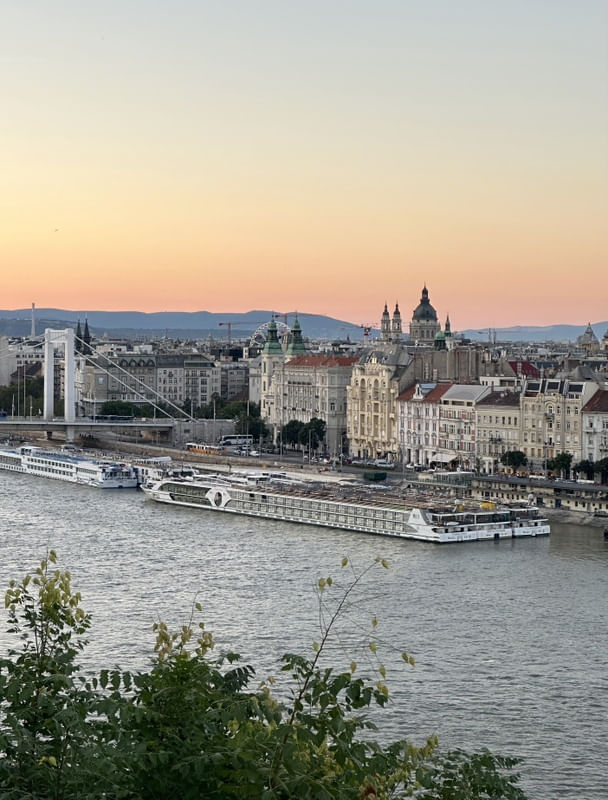 FIM DE TARDE TRANQUILO EM BUDAPESTE GELLERT HEGY COMPOSÊ A