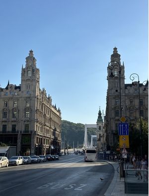 TRÂNSITO PELAS RUAS DE BUSPESTE