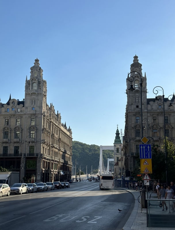 TRÂNSITO PELAS RUAS DE BUSPESTE