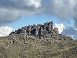 UMA CORTINA DE NUVENS AO REDOR DO PRATELEIRAS PN ITATIAIA