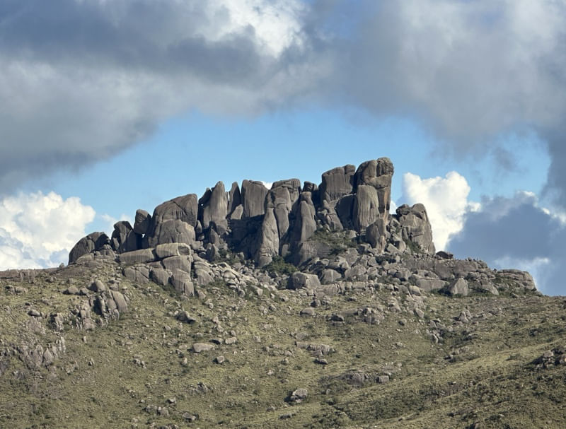 UMA CORTINA DE NUVENS AO REDOR DO PRATELEIRAS PN ITATIAIA