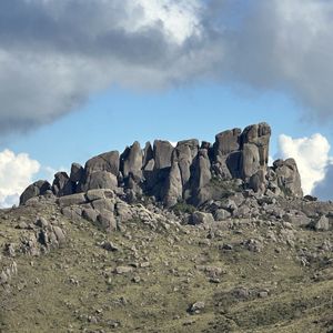 UMA CORTINA DE NUVENS AO REDOR DO PRATELEIRAS PN ITATIAIA QUADRADA