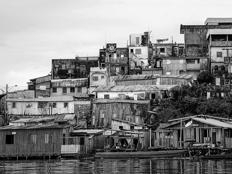 CONTRASTES URBANOS À BEIRA-RIO