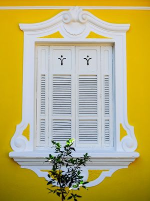JANELA COLONIAL CONTRASTE E TRADIÇÃO