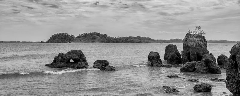 CÉU NUBLADO E ILHA DE PEDRAS PB - PANORAMA
