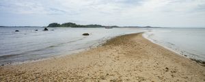 PEDREGULHOS NA AREIA ATÉ O IATE - PANORAMA