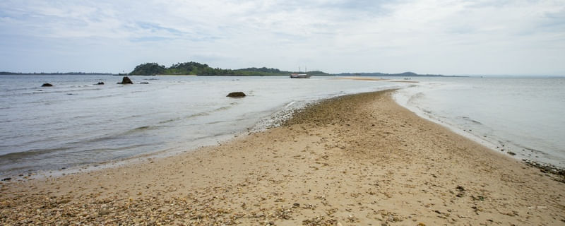 PEDREGULHOS NA AREIA ATÉ O IATE - PANORAMA