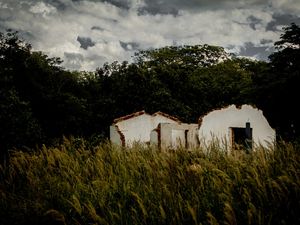 CASA EM RUÍNAS