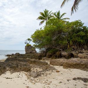 PRAIA DESERTA COM PEDRAS - QUADRADA