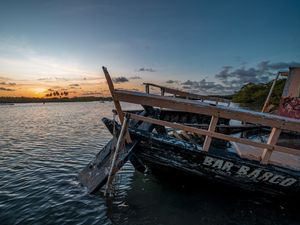 BARCO E PÔR DO SOL NA PRAIA DE MARACAIPE EM PERNAMBUCO