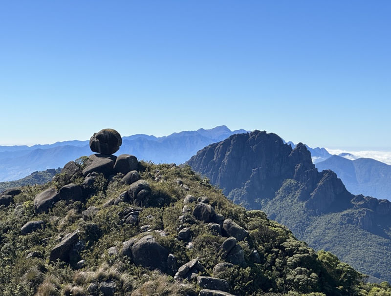 PEDRA REDONDA ITAGUARÉ E SERRA FINA AO FUNDO POR VICK FILOS