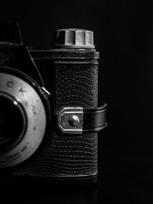 CÂMERA FOTOGRÁFICA RETRÔ EM PRETO E BRANCO