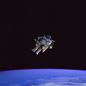 ASTRONAUTA FLUTUANDO
