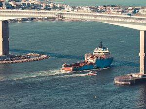 NAVIO SOB A TERCEIRA PONTE
