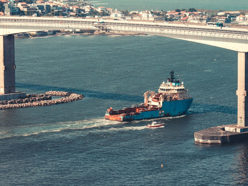 NAVIO SOB A TERCEIRA PONTE