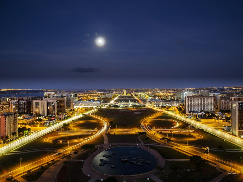 HDR NA ESPLANADA COM LUA CHEIA