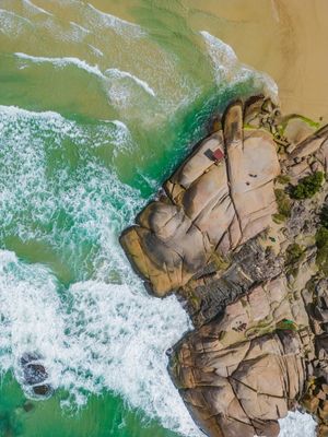 VISTA AÉREA DE ROCHAS E ONDAS NA PRAIA DA JOAQUINA 2