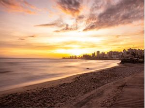 CALMARIA BRISA BOA POR DO SOL NA PRAIA