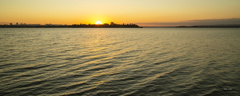 PÔR-DO-SOL NO LAGO PARANOÁ EM PANORÂMICA