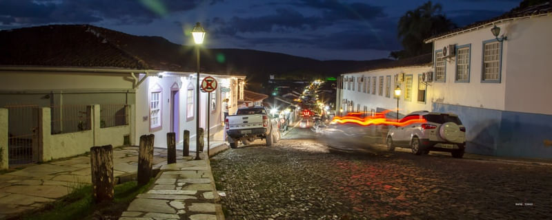 RUA COM CARROS EM PIRENÓPOLIS - PANORAMA