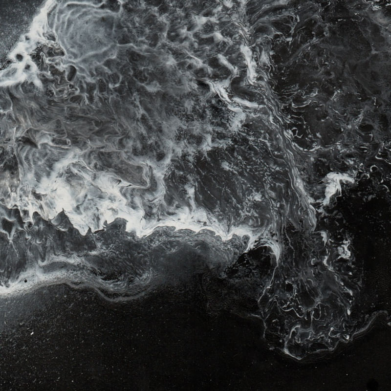 MAR COM ONDAS ESCURAS