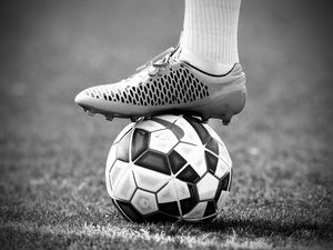 FUTEBOL O PÉ NA BOLA