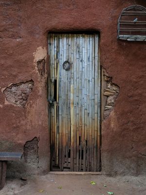 PORTA DA CASA DE BARRO