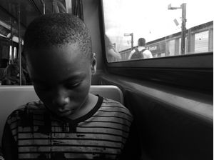 MENINO NO TREM