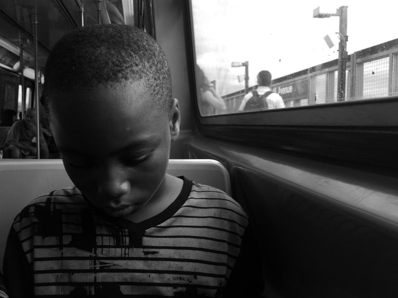 MENINO NO TREM