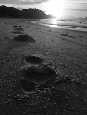PÉ NA AREIA DE SEBÁ