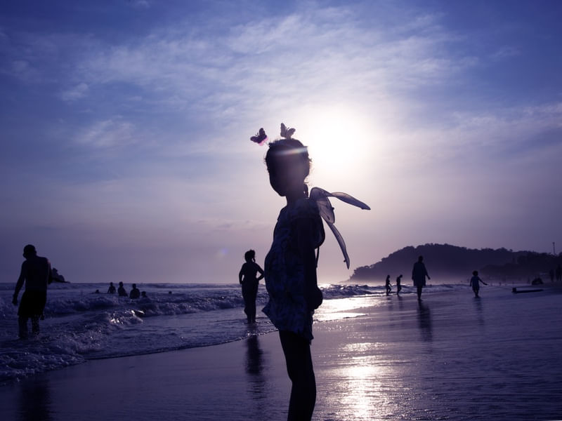 MENINA BORBOLETA NA PRAIA