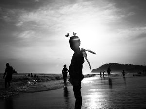 MENINA BORBOLETA NA PRAIA EM PRETO E BRANCO