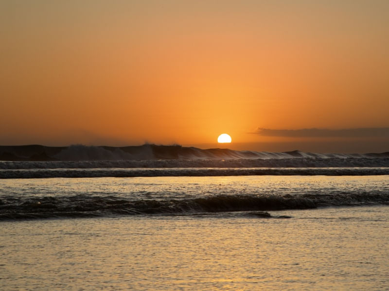 O MAR E O SOL SE PONDO
