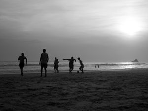 FUTEBOL DE TARDE NA PRAIA