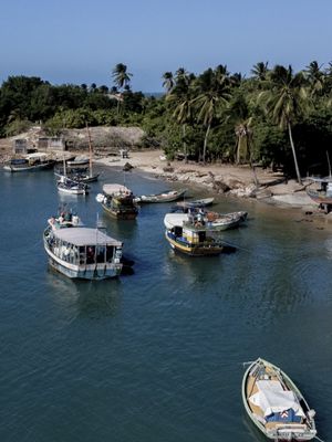 BARCOS FLUTUANDO ENTRE A LAGOA E O MAR