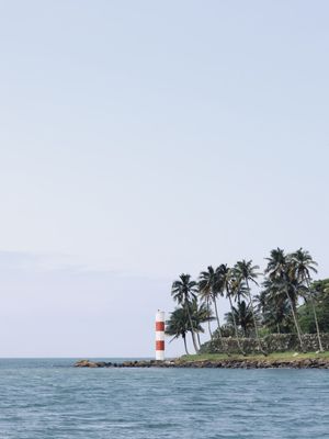 FAROL À BEIRA-MAR EM ILHA-BELLA