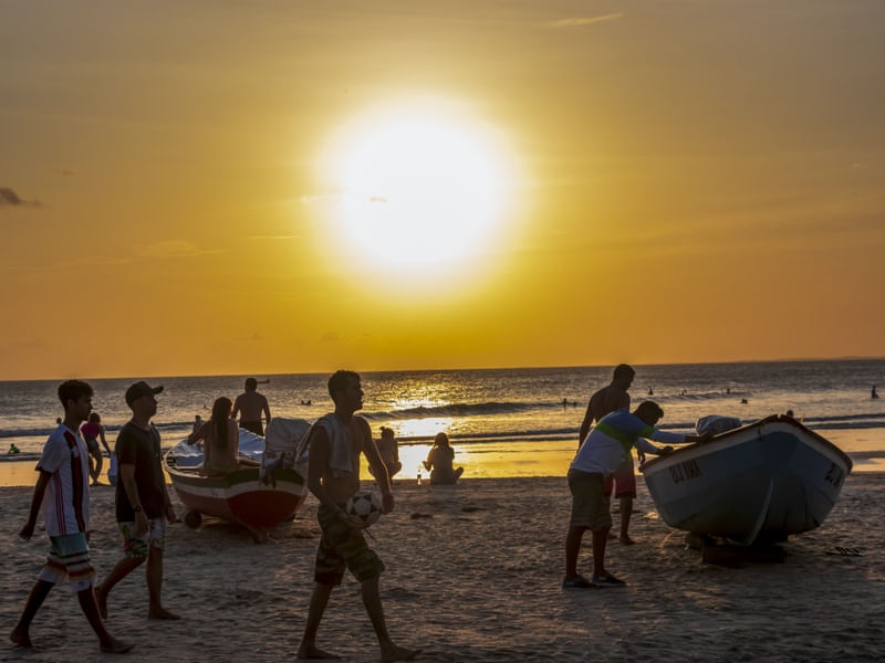 PÔR DO SOL NA PRAIA EM FRENTE AO MAR