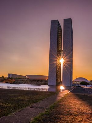 PÔR DO SOL ENTRE AS TORRES DO CONGRESSO NACIONAL.