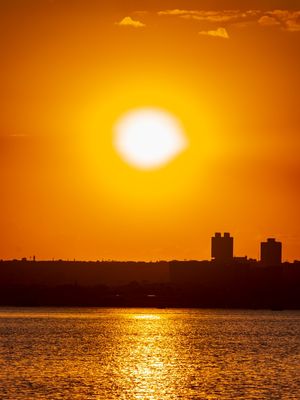 PÔR DO SOL SOBRE O LAGO EM BRASÍLIA.