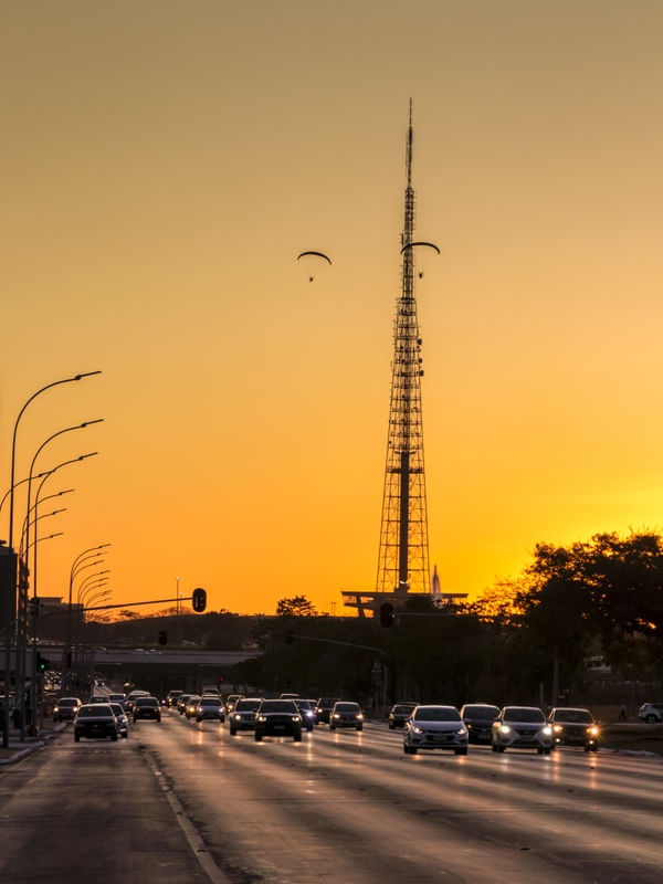 PÔR DO SOL EM BRASÍLIA COM A TORRE DE TV E VOO DE PARAMOTOR.