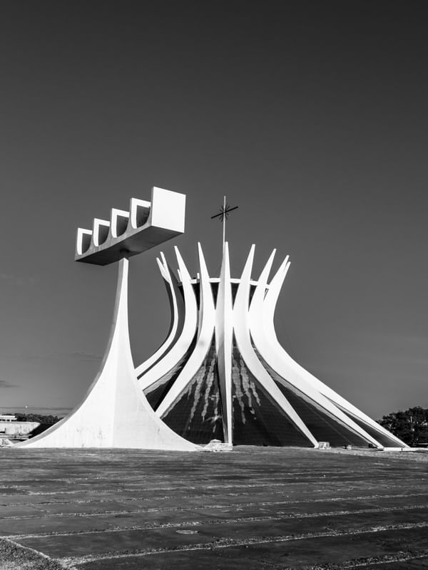 CATEDRAL DE BRASÍLIA EM PRETO E BRANCO.