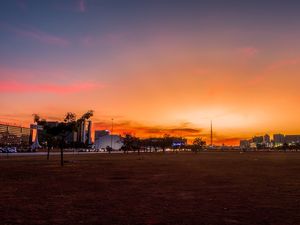 ENTARDECER COM CÉU COLORIDO EM BRASÍLIA.