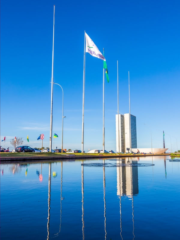 ESPELHO DO PALÁCIO ITAMARATY COM O CONGRESSO NACIONAL AO FUNDO