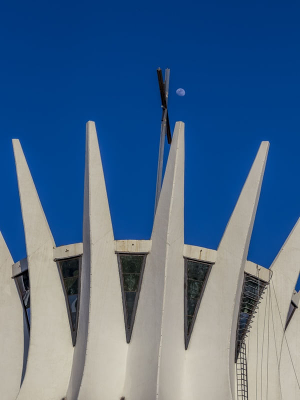 TOPO DA CATEDRAL DE BRASÍLIA COM UMA PEQUENA LUA