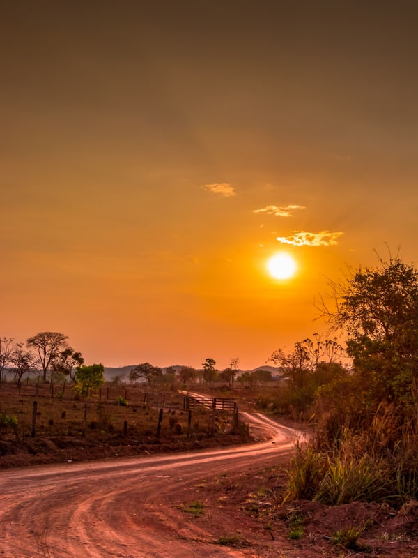 BELA PAISAGEM RURAL COM PÔR DO SOL