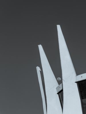 PARTE DO TOPO DA CATEDRAL DE BRASÍLIA EM PRETO E BRANCO