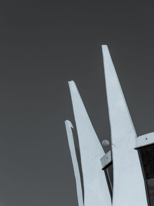 PARTE DO TOPO DA CATEDRAL DE BRASÍLIA EM PRETO E BRANCO
