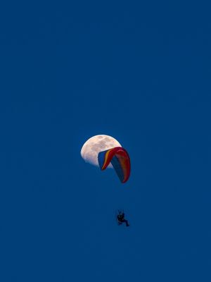 VOO DE PARAMOTOR COM A LUA AO FUNDO