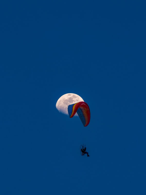 VOO DE PARAMOTOR COM A LUA AO FUNDO