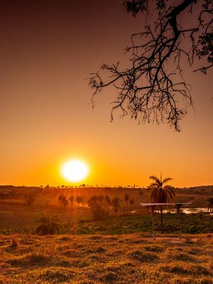 PÔR DO SOL SOBRE A MONTANHA NA FAZENDA